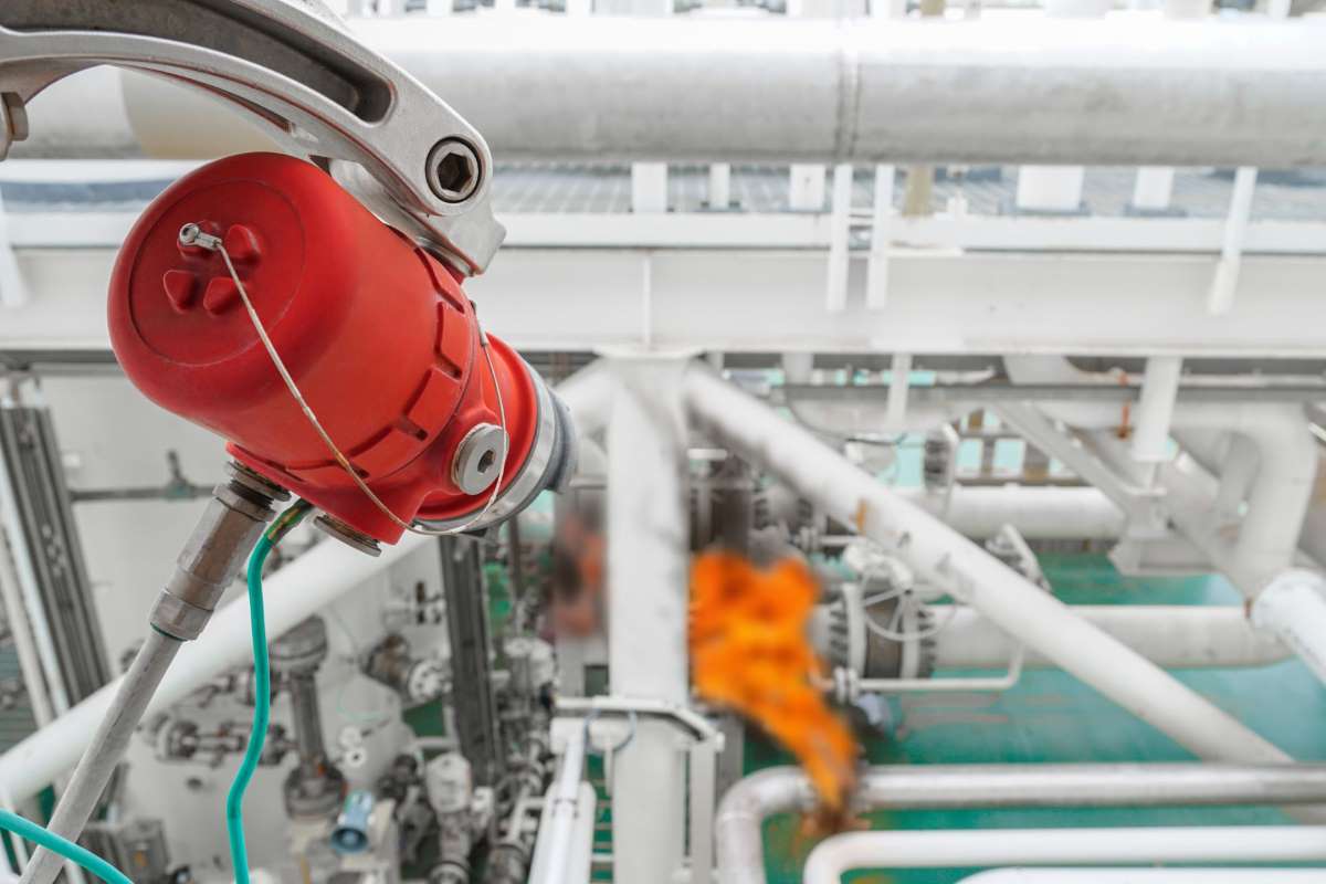 工业PLC控制器面板，多个指示灯亮起，数字显示屏，金属机箱外壳